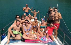 krnica-boat-excurion-enjoying-summer-group