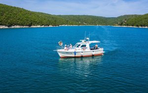 varesko-captain-boat-excursion